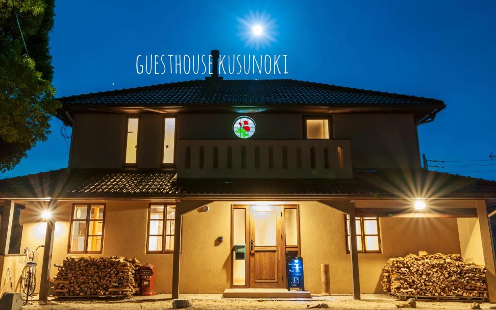 福山Guest house kusunoki（women only）的一座建筑的标志是读取Guesthouseolisolis旅馆的标志