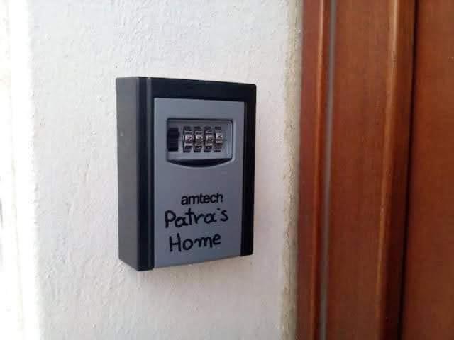 安德罗斯Patra's home的墙上的灯开关,词条吸引病人回家