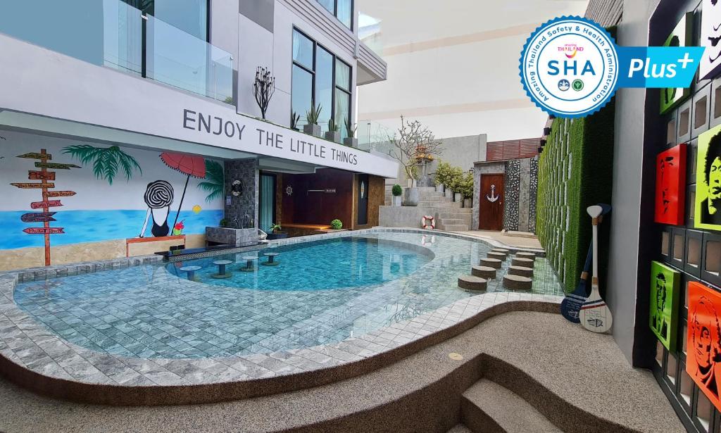 卡伦海滩OneLoft Hotel - SHA Plus的一座建筑物中央的游泳池