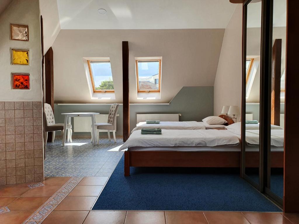 利耶帕亚阿凡塔酒店的卧室配有一张床和一张桌子及椅子