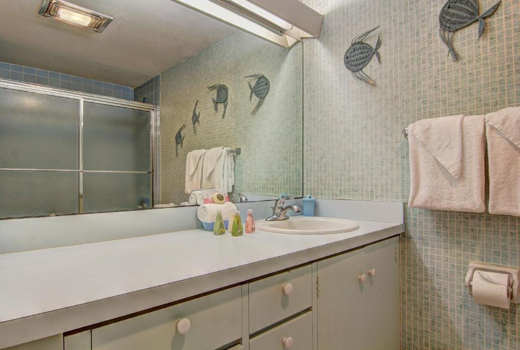 阿兰瑟斯港Channelview 204的一间带水槽和镜子的浴室