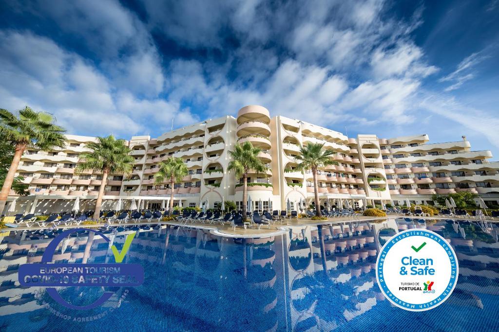 阿尔布费拉奥拉戈阿塞罗格尔别墅酒店的享有带大型游泳池的度假村景致