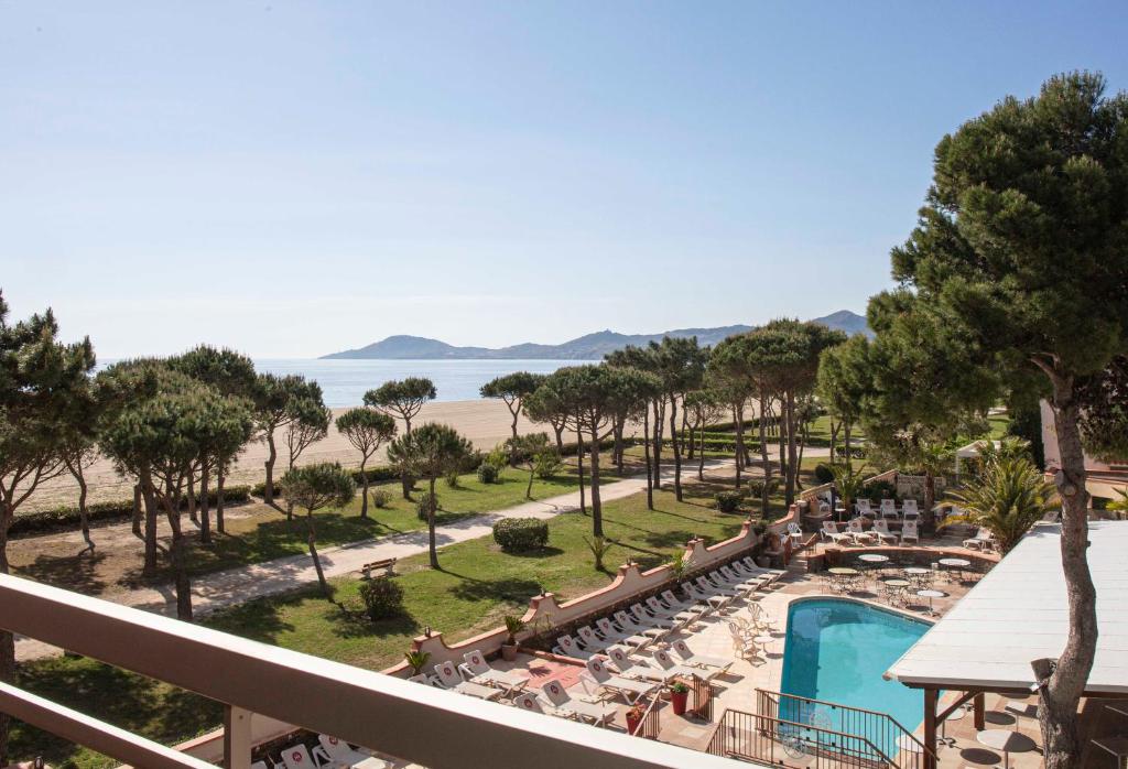 滨海阿热莱斯利多大酒店的从度假村的阳台上可欣赏到海滩景色