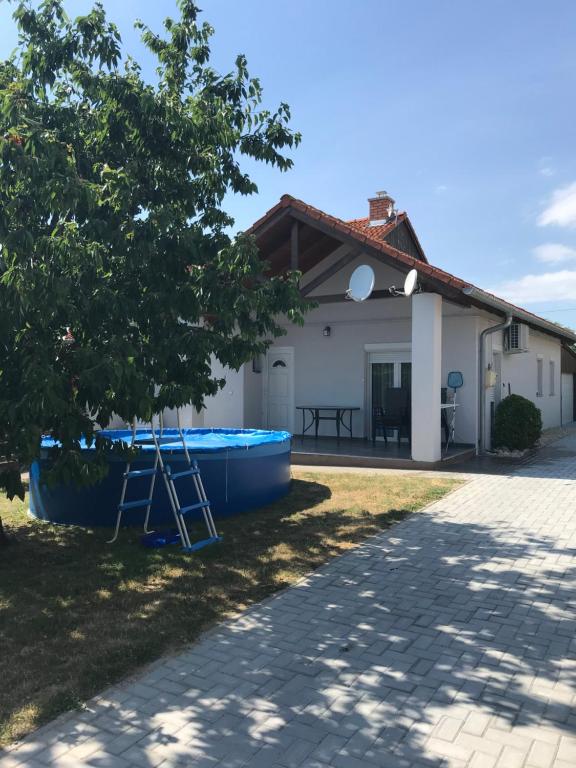根尼斯迪亚斯Erika apartmanház的院子里有蓝色小船的房子