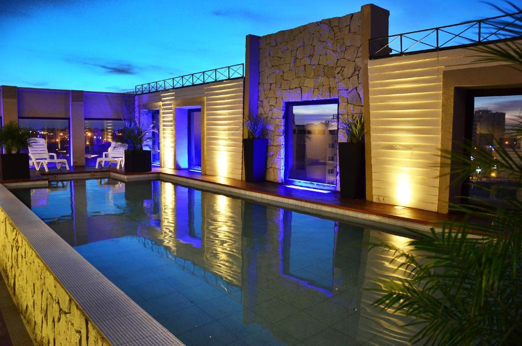 玛利亚镇公园酒店及套房的一座晚上设有游泳池的房子