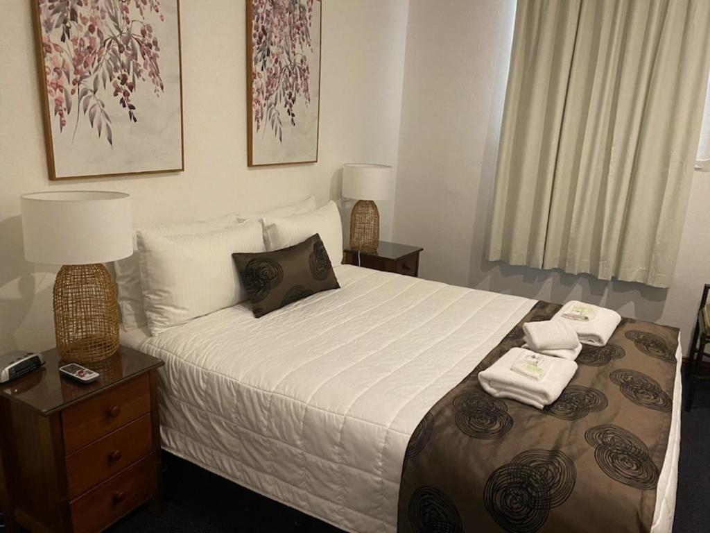 莱克斯恩特伦斯艾斯帕兰德汽车旅馆的一间卧室配有一张床,上面有两条毛巾