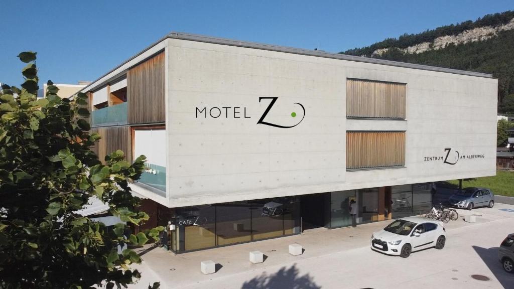 费尔德基希Motel Z - self checkin的前面有一辆汽车停放的白色建筑