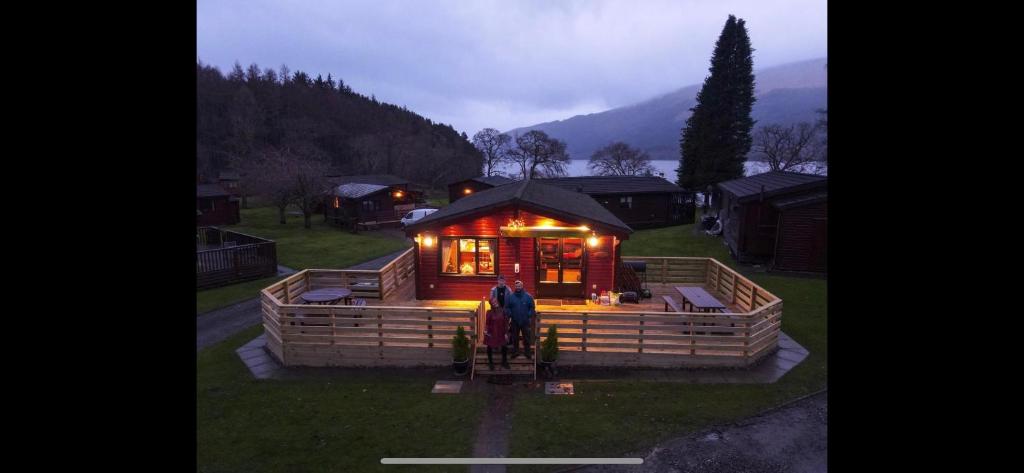 罗厄德南Ben Lomond Lodge的大型小木屋,配有草地上的灯光