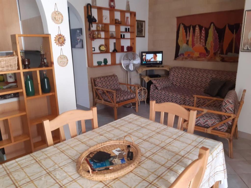 佩斯科勒海滨Casa Vacanza Rita的客厅配有桌椅和沙发