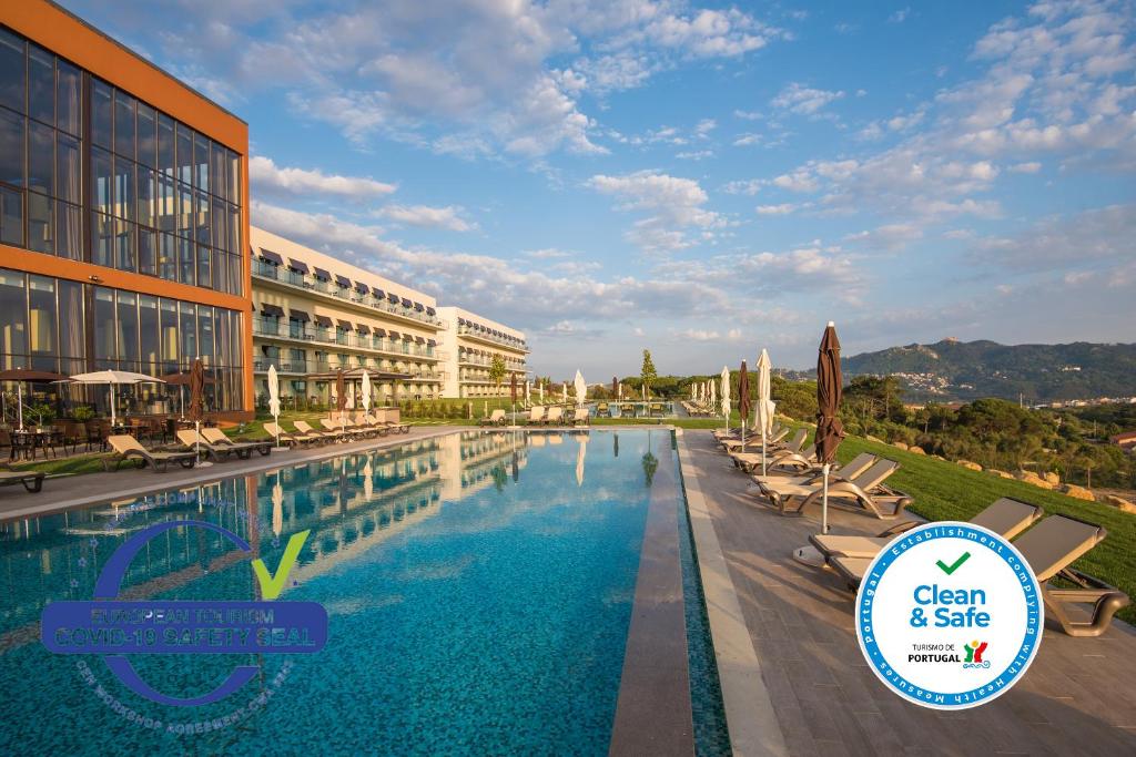辛特拉维拉加尔辛特拉酒店的一座带椅子的度假村游泳池