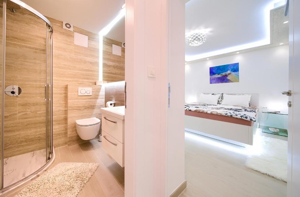 克尔克Casa Aurelia - Mali Tone的带淋浴和卫生间的浴室以及1张床。