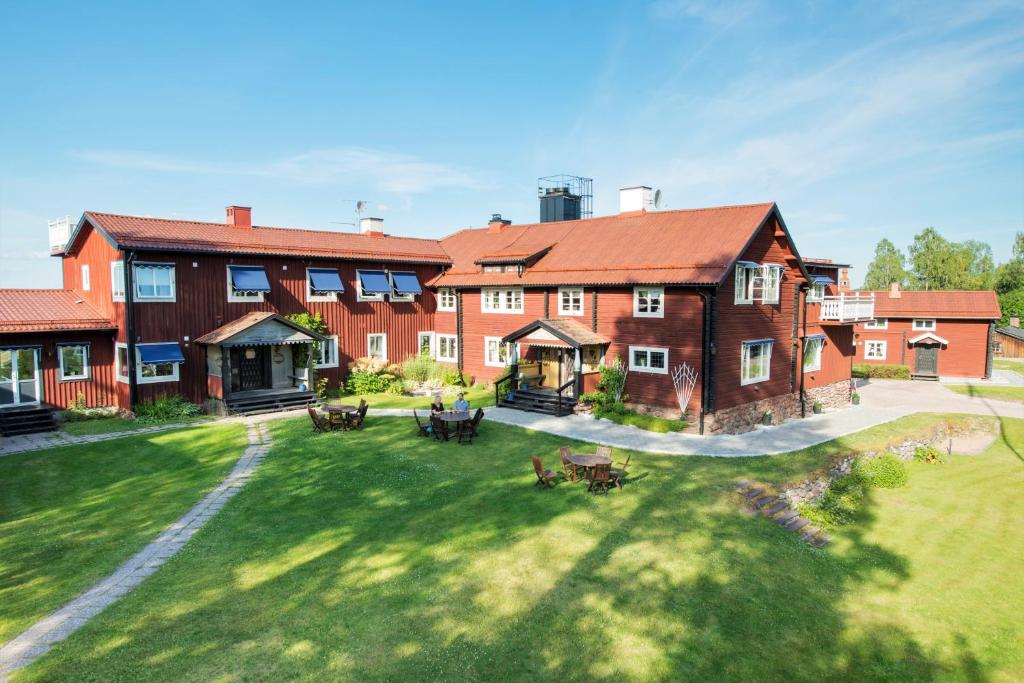 塔尔伯格Hotell Villa Långbers的享有大型砖砌建筑的空中景致