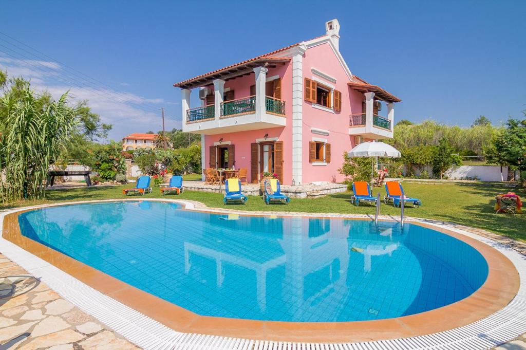斯达林Villa Emilia的别墅前设有游泳池