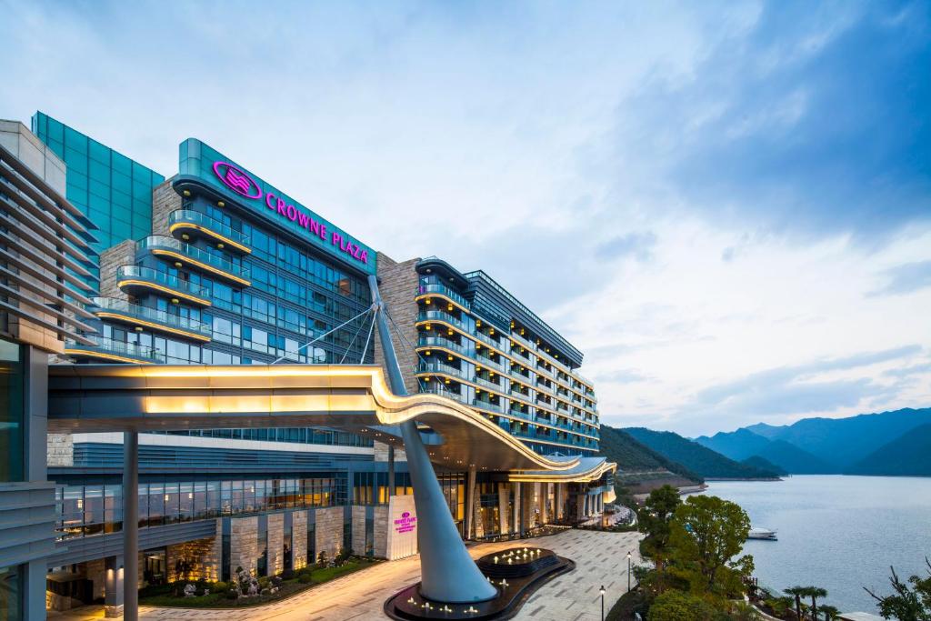 淳安Crowne Plaza Hangzhou Thousand Island Lake, an IHG Hotel的享有水体景色的酒店