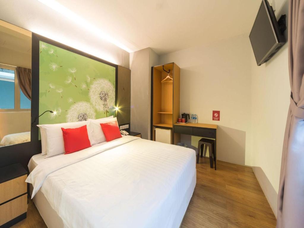 新加坡Hi Hotel Dot的卧室配有白色的床和书桌