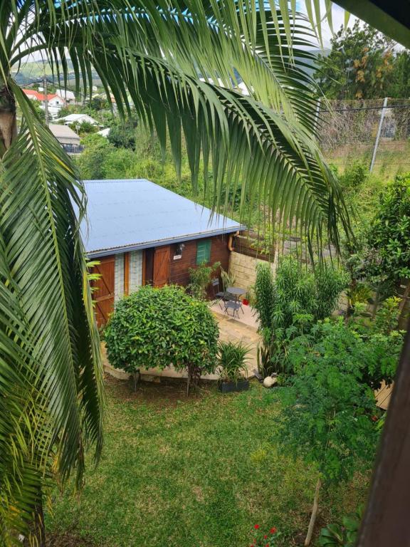 圣克罗蒂德KAZBONZAMIS的棕榈树花园中的一个小房子