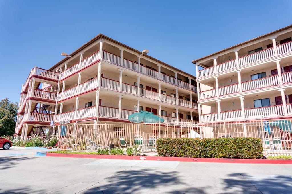 拉米萨拉梅萨传统酒店的大型公寓大楼设有白色阳台和停车场