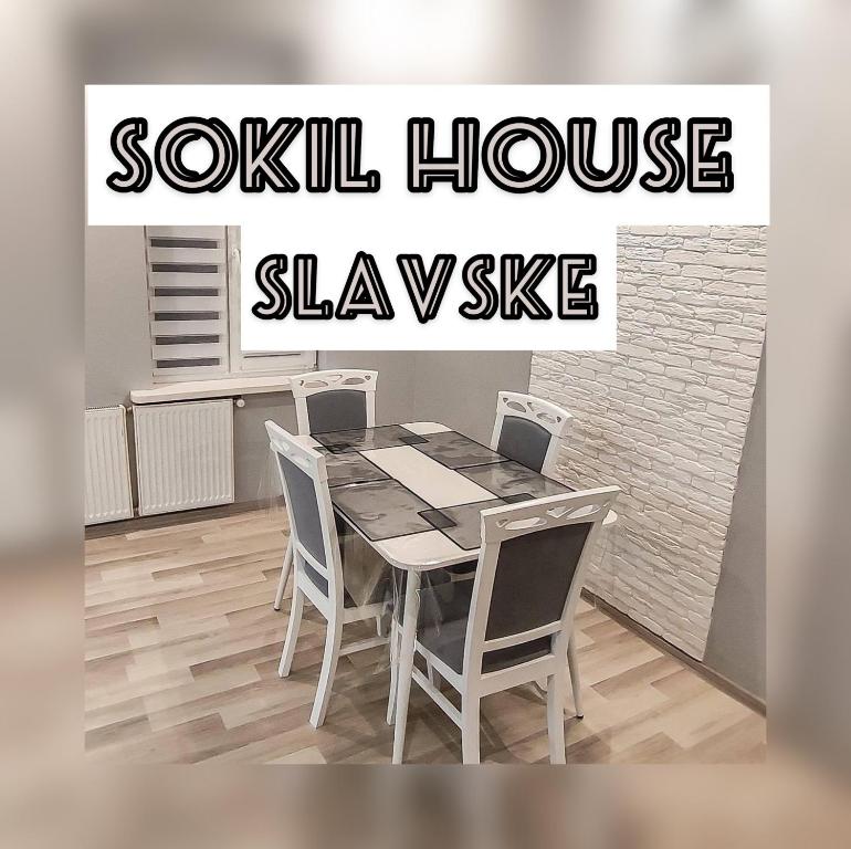 斯拉夫西克SOKIL HOUSE的一张桌子和椅子,上面标着读书头颅房屋的头颅