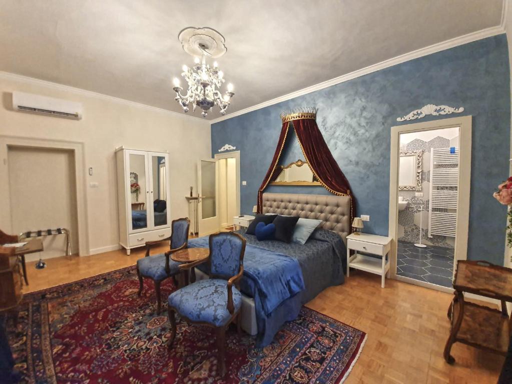 维罗纳MvA MADAMA VERONA APARMENTS的一间卧室配有一张特大号床和吊灯。