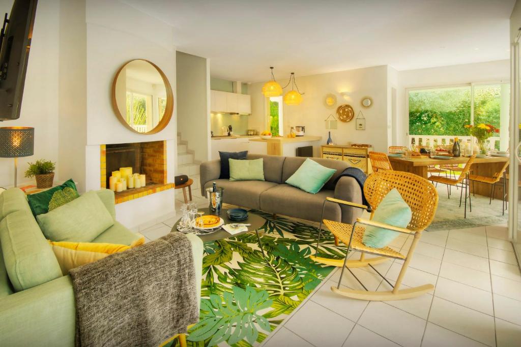 拉卡诺Villa Samasti - OVO Network的客厅配有沙发和桌子