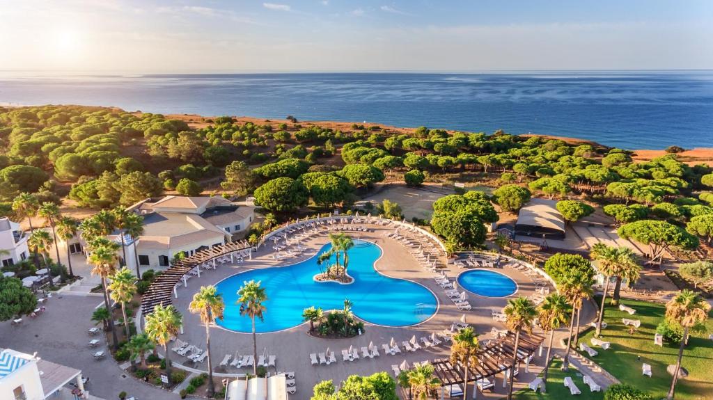 阿尔布费拉AP Adriana Beach Resort的享有带游泳池的度假村的空中景致