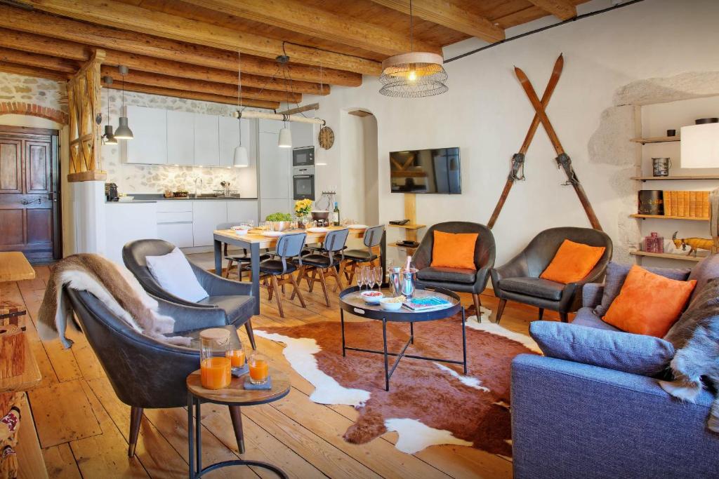 安锡Le SwansDoors - OVO Network的一间带桌椅的客厅和一间厨房
