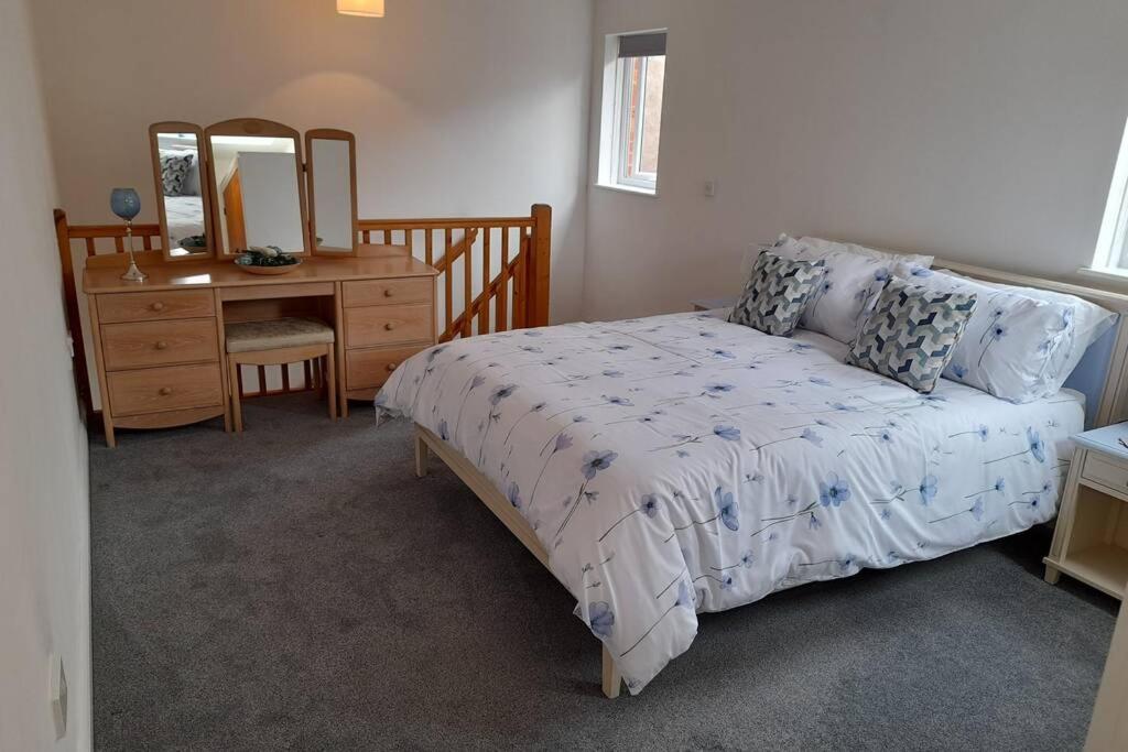 图克斯伯里Town centre cottage的一间卧室配有一张床、梳妆台和镜子