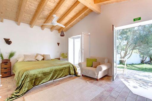 博利凯梅Casa De Mondo的卧室配有床、椅子和窗户。