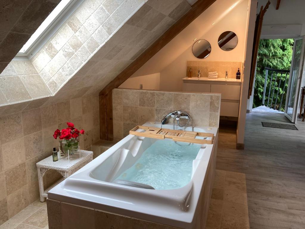 Saint-Philbert-des-ChampsA 2 heures de Paris, Loft Romantique de 55 m2 en pleine nature entre campagne et mer的带浴缸和水槽的浴室