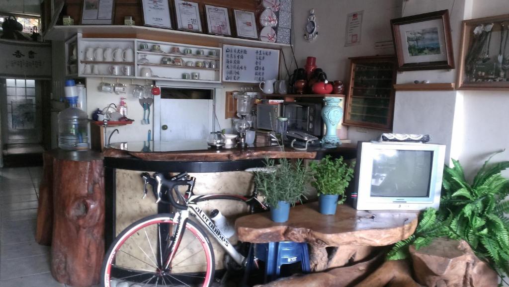 Shunan太鲁阁艺术民宿 的停放在厨房旁的自行车,厨房配有柜台