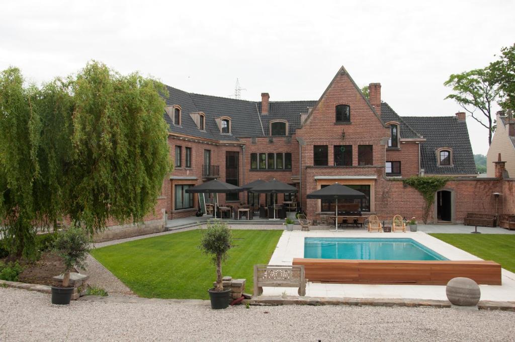 龙塞La Posterie的一座大房子,在庭院里设有一个游泳池