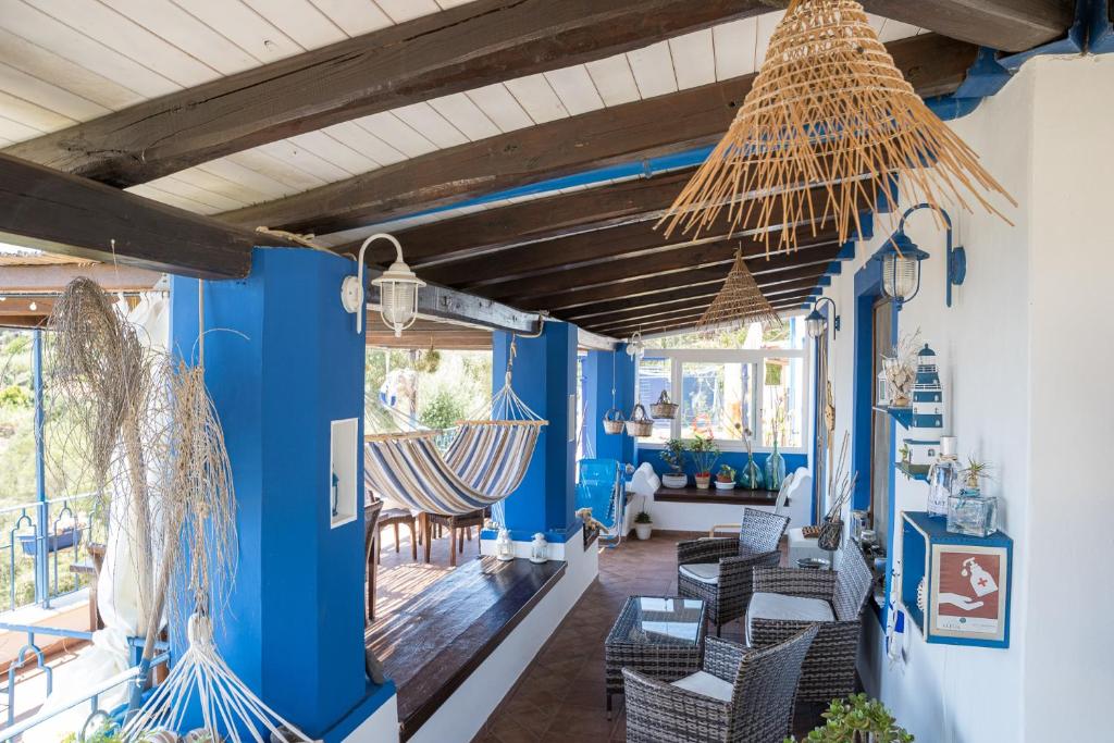 乌斯蒂卡Clelia Case Vista Mare的一间拥有蓝色墙壁和椅子的用餐室
