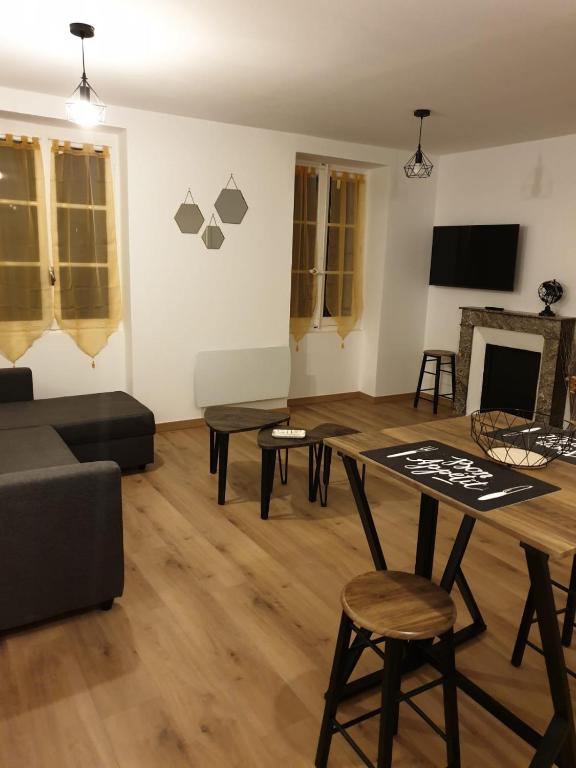 佩皮尼昂Appartement Dali centre historique Perpignan的客厅配有桌子和沙发
