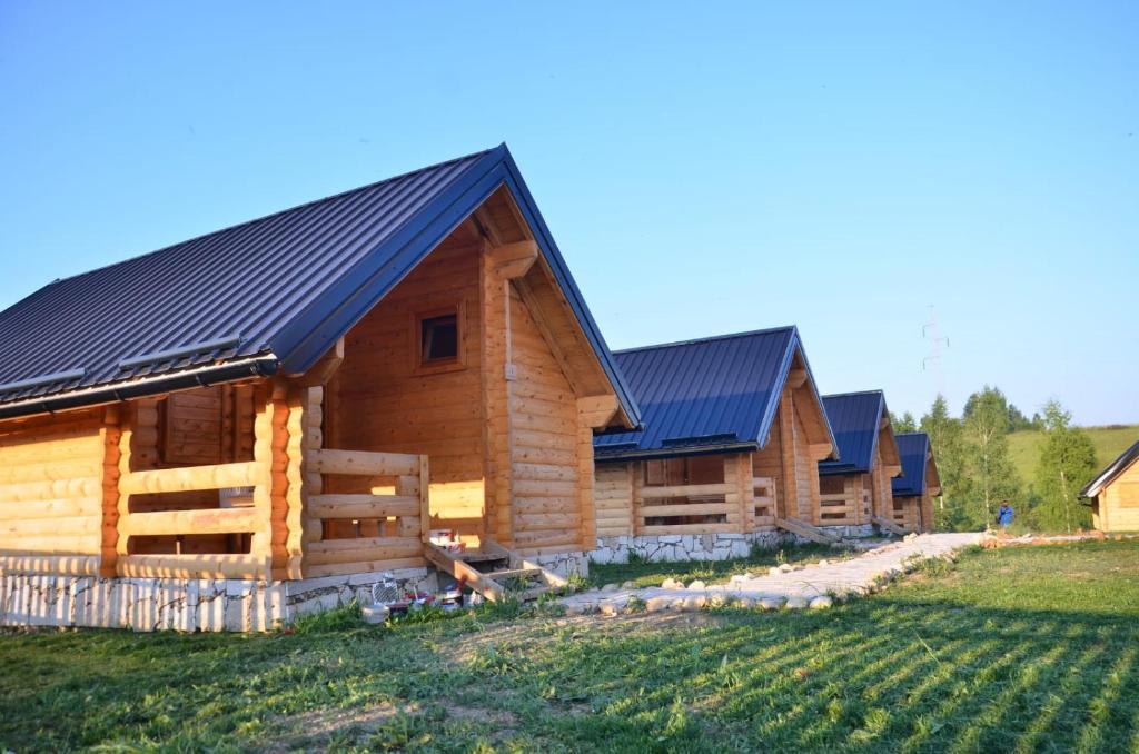 DružinićeVidikovac Uvac的屋顶上设有太阳能电池板的小木屋