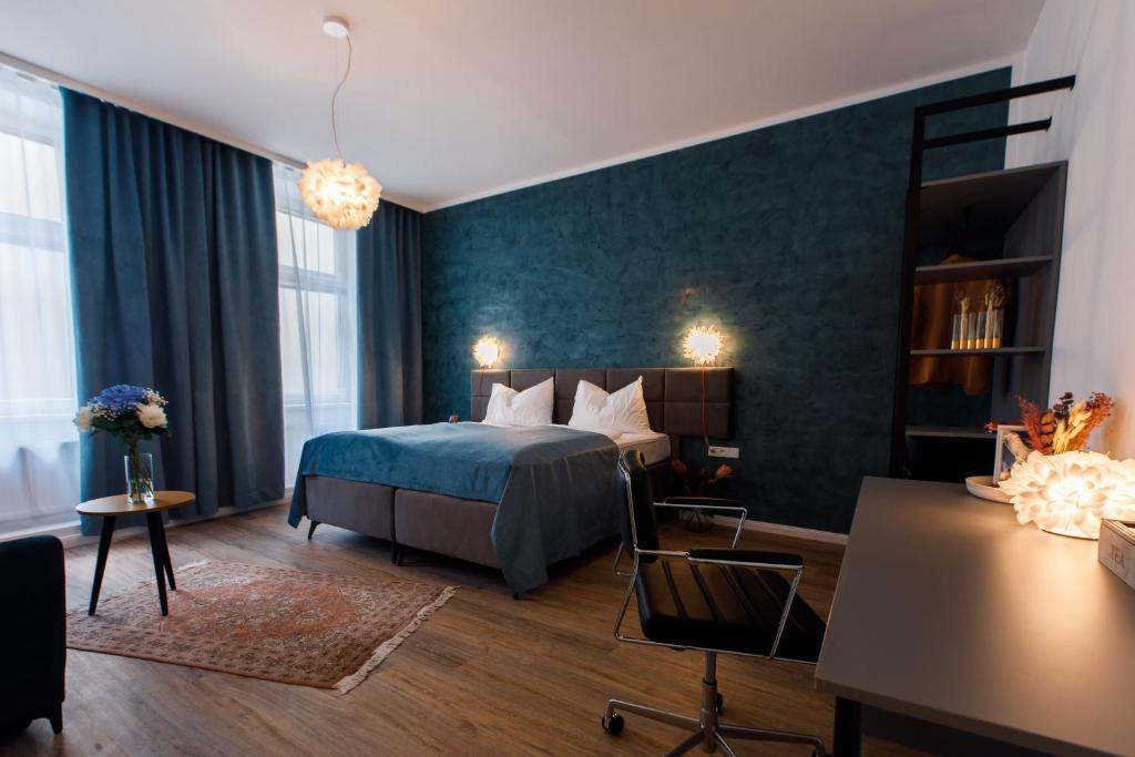 维也纳Florum Hotel的酒店客房设有床和客厅。