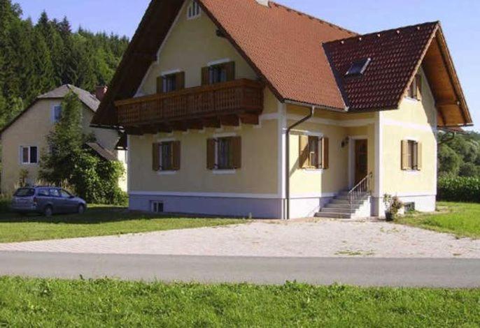 EibiswaldFerienwohnung Hammerlhaus-Zirngast的一间有棕色屋顶的房子,前面有一辆汽车