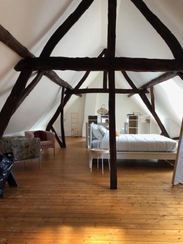 拉纳肯Hômage的帐篷内的房间,配有一张床和一张沙发
