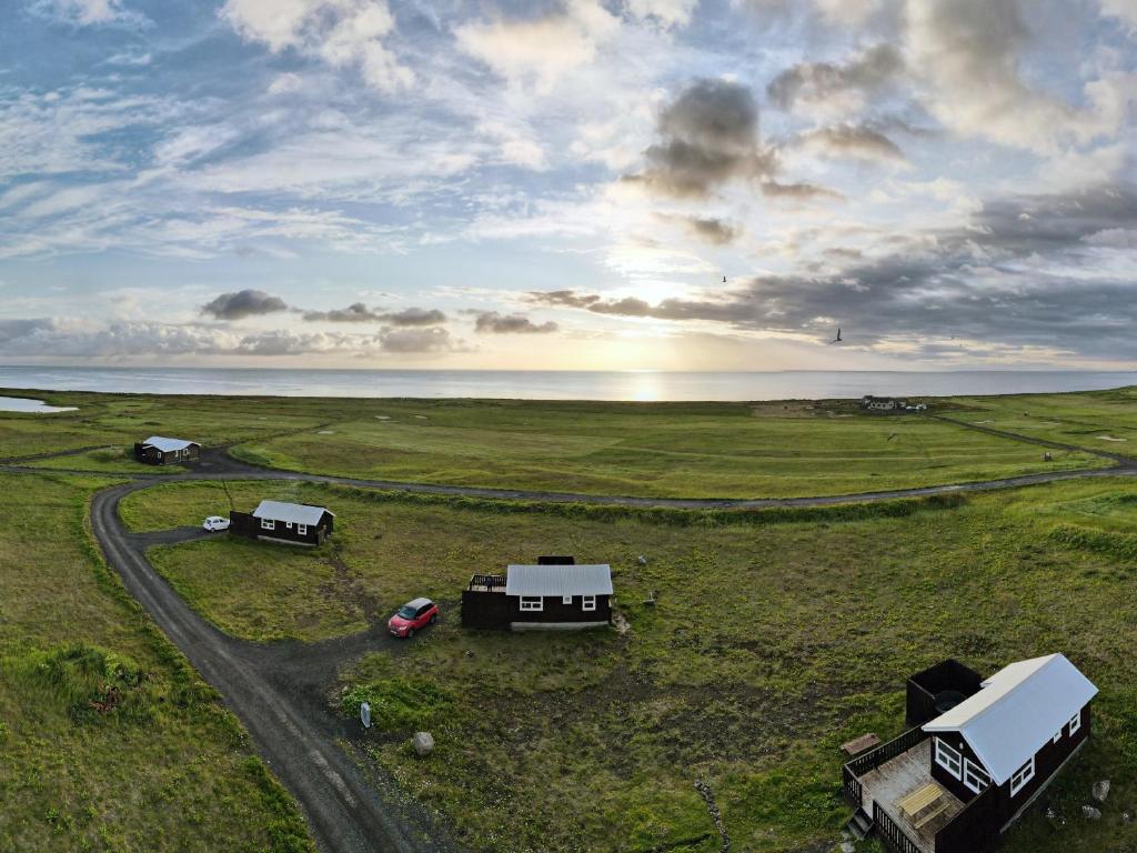 Sandgerði桑德格迪小屋酒店的空中车辆在田野上对道路的观察