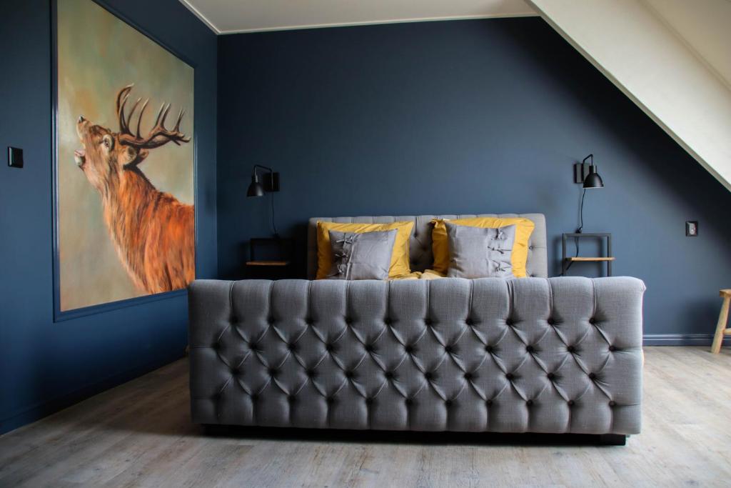 KuinreB&B Schotererf的客厅配有沙发和鹿画