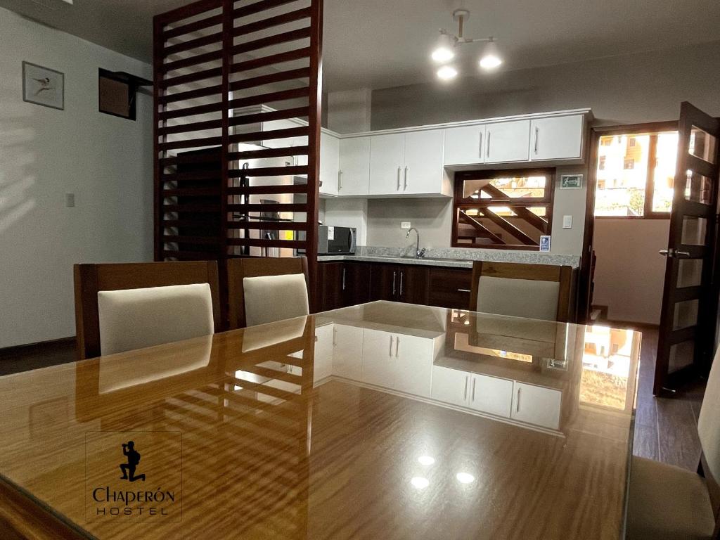 阿劳西Chaperón Lodging的厨房以及带桌椅的用餐室。