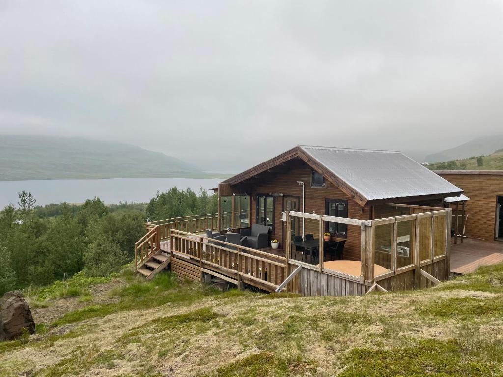 阿克拉内斯Icelandic Lake House的山顶上享有美景的房屋