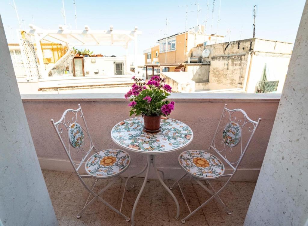 巴里Porto Antico的阳台上的花瓶桌子
