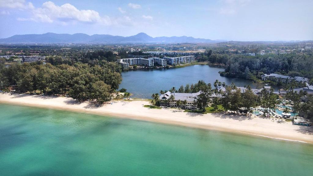 邦涛海滩Cassia Residences by Laguna Phuket的享有海滩空中美景和度假胜地