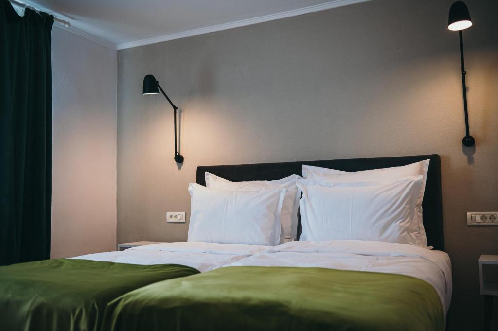德罗贝塔-塞维林堡Nest Guesthouse的卧室配有带白色枕头的大床