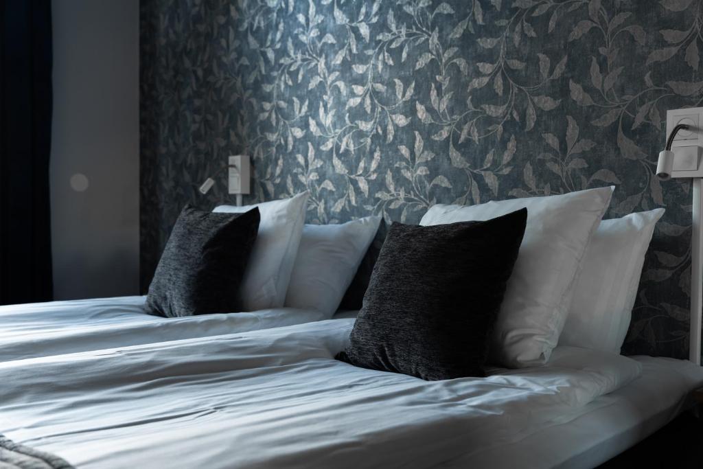 斯卡拉Skara Stay & Go的卧室内的一张带白色床单和枕头的床