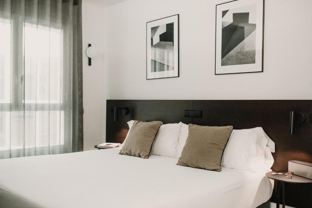 瓦伦西亚Parker The Urban Flats的卧室设有一张白色大床和一扇窗户。