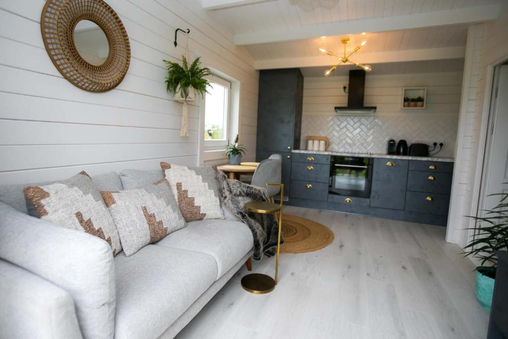 基拉尼The Paddocks Cabin - Stylish, Cozy & Private的带沙发的客厅和厨房