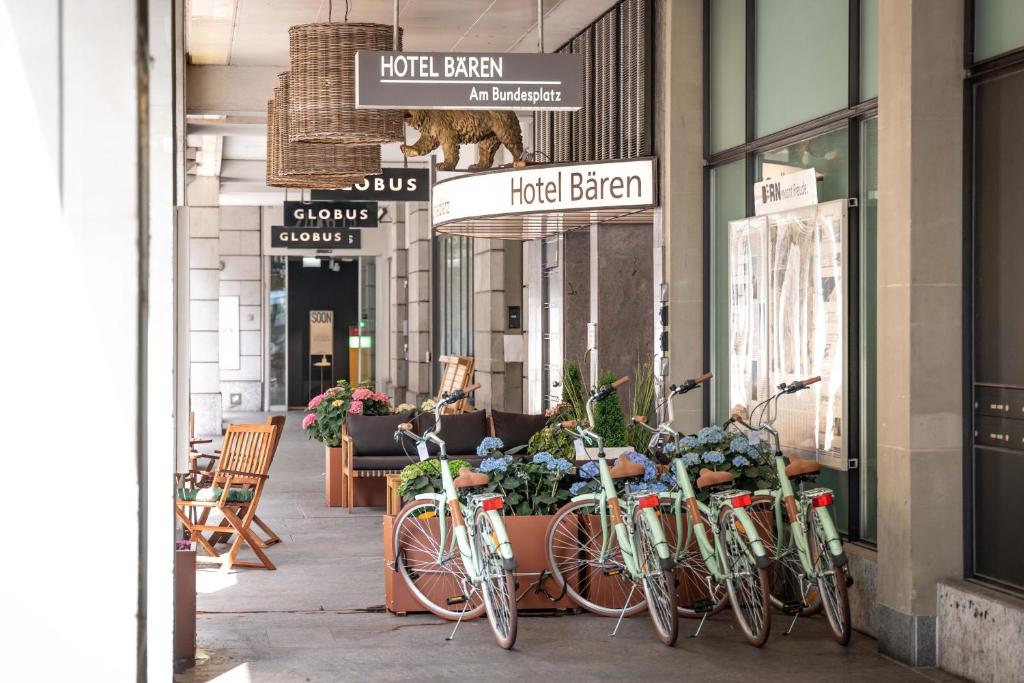 伯尔尼班德广场巴朗酒店的停在商店前面的一排自行车