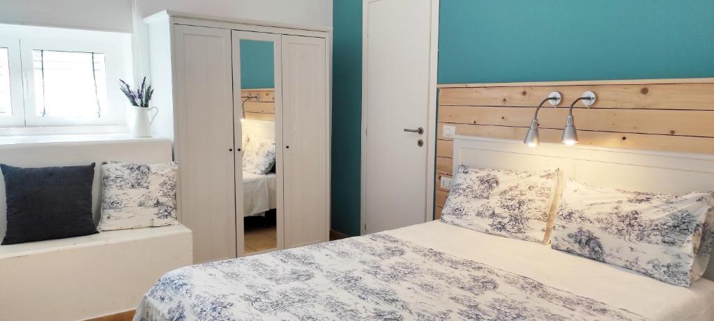 马蒂纳塔阿普利亚住宿加早餐酒店的一间卧室配有一张蓝色墙壁的床