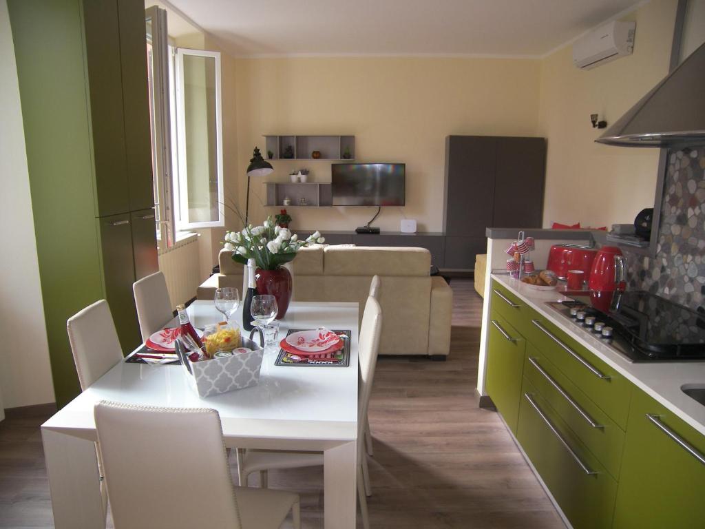 科莫Casa Molinari的厨房以及带白色桌椅的起居室。